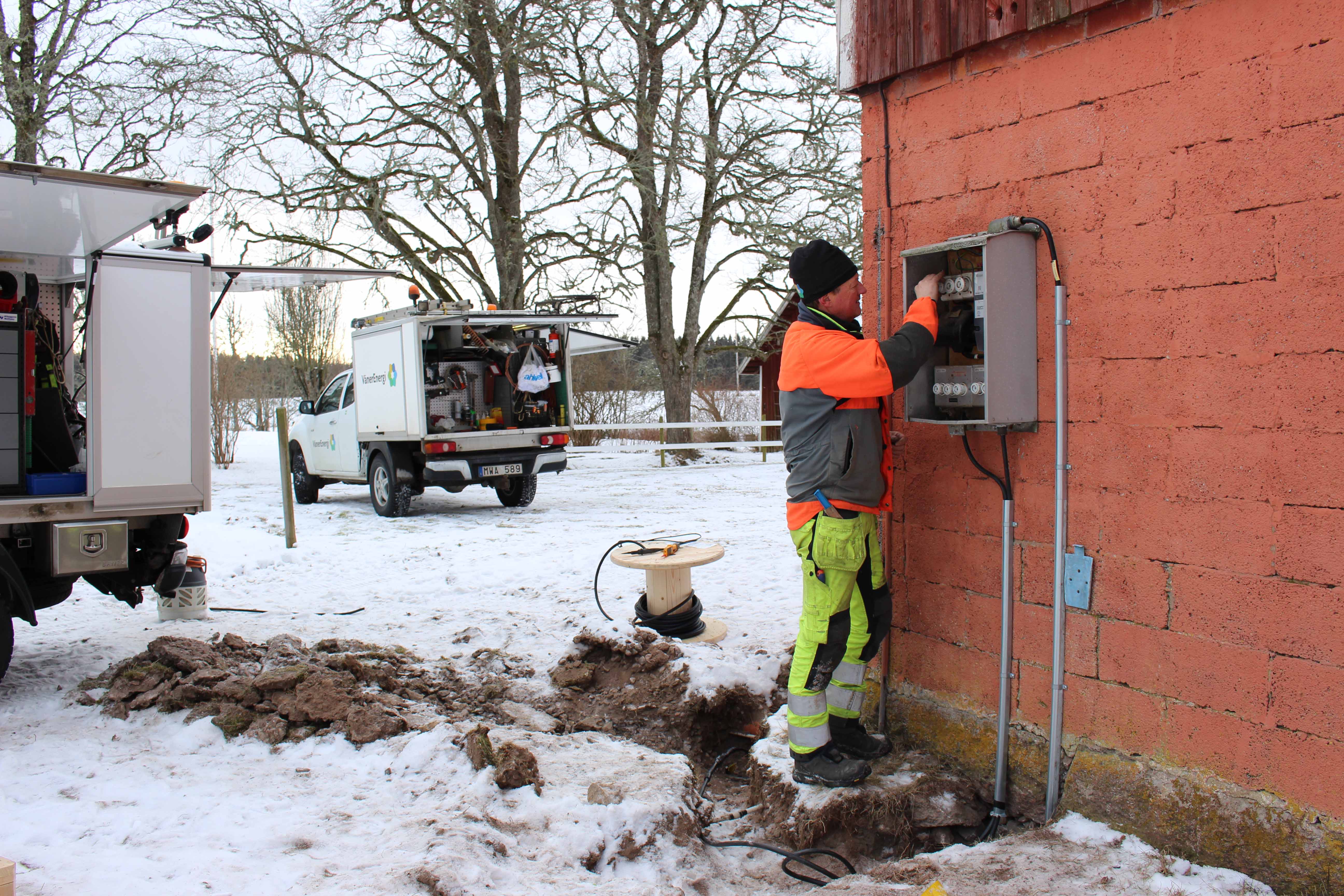 Vår elmontör Joakim kopplar om den sista elanläggningen på sträckan Järneberg-Boda från luftlinje till markkabel