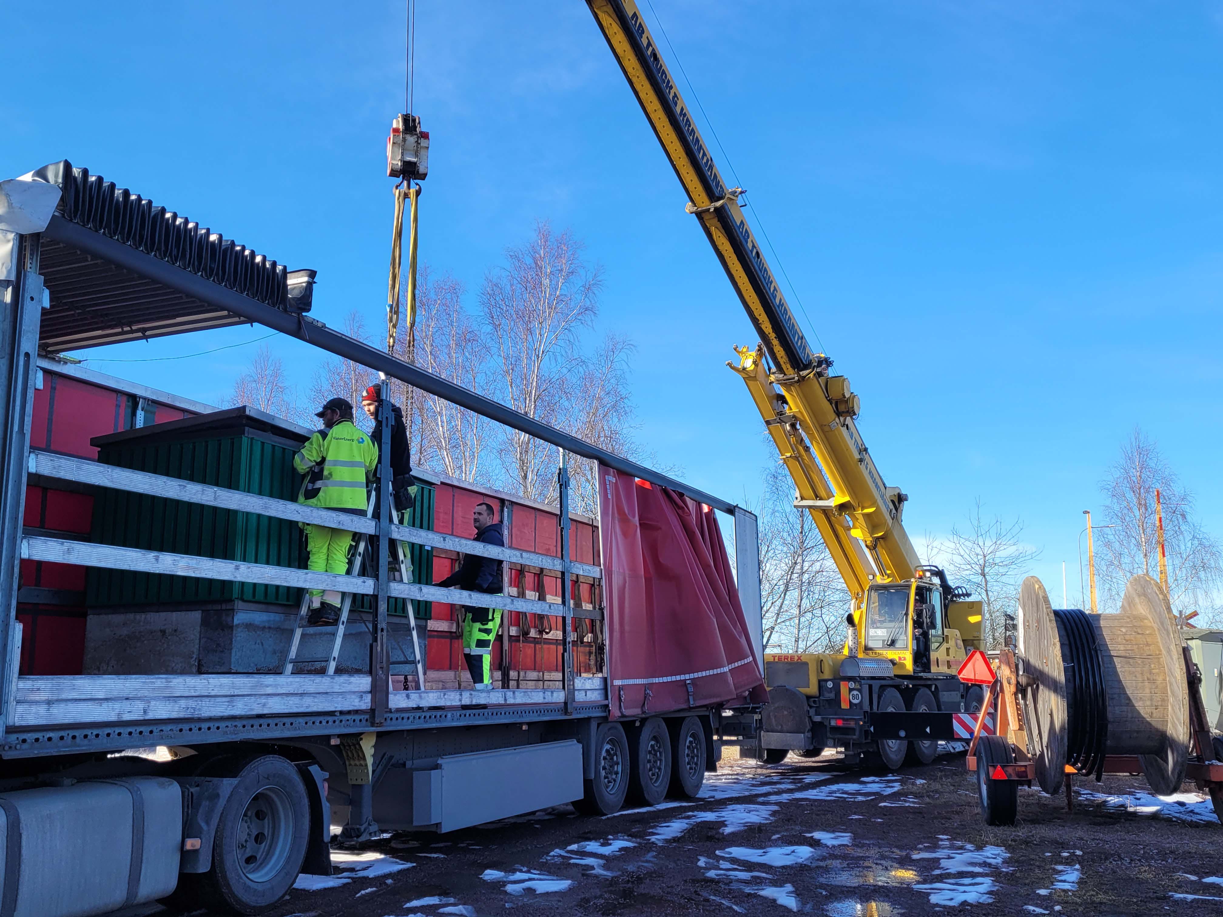 Bilden visar är elmaterial lastas upp på en lastbil för transport till Ukraina