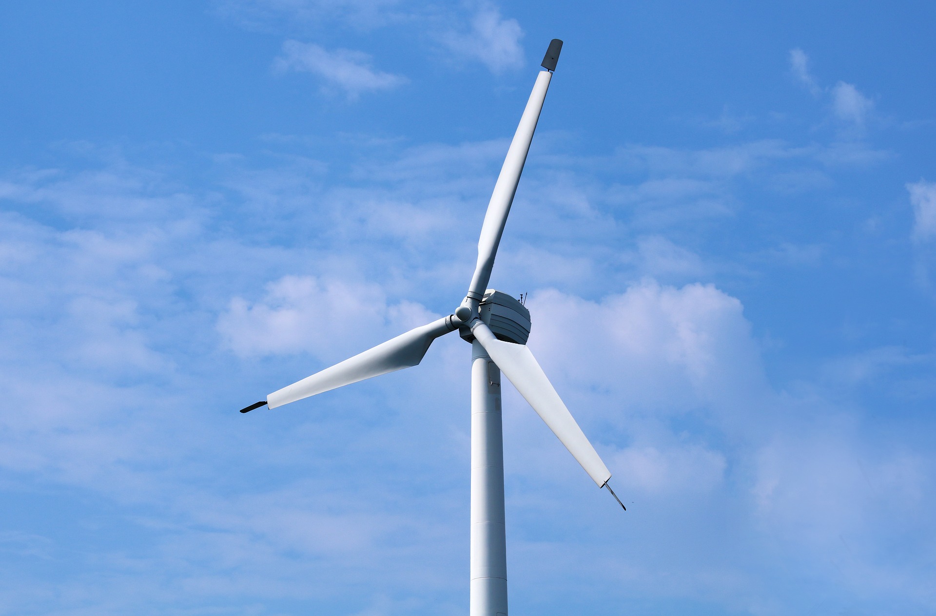 Bilden visar ett vindkraftverk